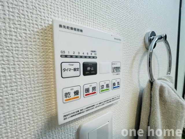 新大阪グランドハイツ1号棟の設備|◆浴室暖房乾燥機が完備され、年間を通して快適なバスタイムをお楽しみいただけます！湿気対策や雨の日のお洗濯物干しにも大活躍です！