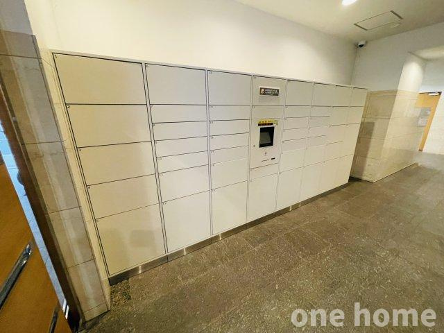 新大阪グランドハイツ1号棟の設備|◆いつでも荷物の受け取りができる宅配ボックス完備です！再配達を依頼するストレスから解放されます！
