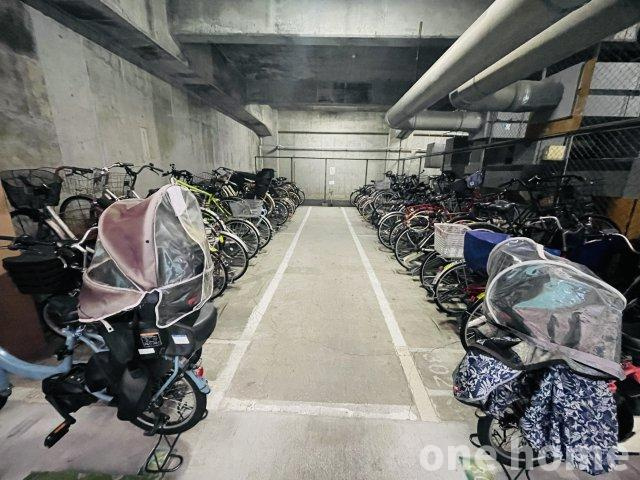 新大阪グランドハイツ1号棟の駐輪場|◆駐輪場は屋内にあり、自転車が雨風にさらされる心配がありません！
◆最新の空き状況など、詳細につきましてはお気軽にお問い合わせください！