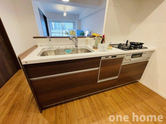 新大阪グランドハイツ1号棟のキッチン|◆新調されたシステムキッチンは、グリル付３口ガスコンロ搭載！
◆調理中もご家族と時間を共有できる対面式キッチンです！