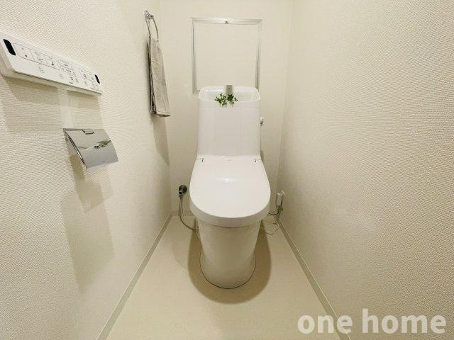 新大阪グランドハイツ1号棟のトイレ|◆新調された温水洗浄便座付きトイレです！操作がしやすい壁掛けリモコン♪
◆トイレットペーパーホルダー・タオル掛けもございます！