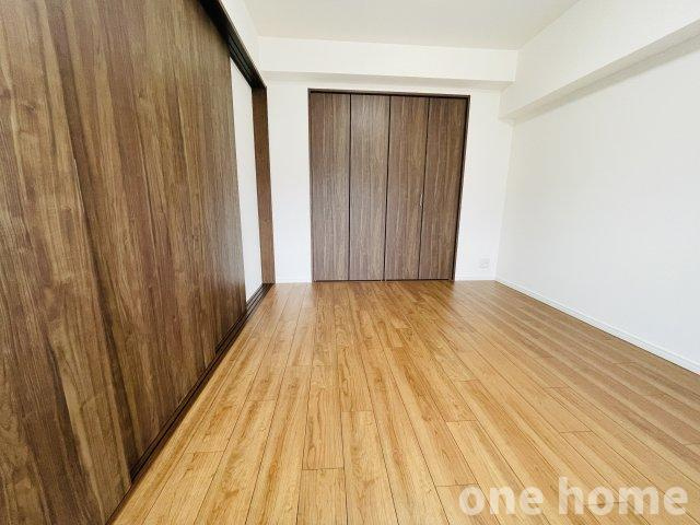 新大阪グランドハイツ1号棟の洋室|◆約6.0帖洋室 別角度です！木目の床×木目の建具×白いクロスとベーシックな内装につき、様々な家具との相性はバッチリです！