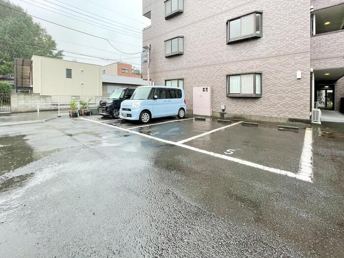 シャイニーヒルの駐車場