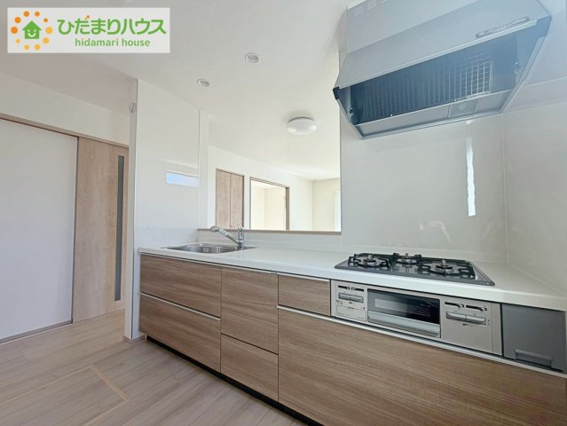 常陸大宮市宇留野　新築戸建　B号棟のキッチン|カウンターは少し高くなってますので、手元が隠れて来客からは見えにくくなってます♪