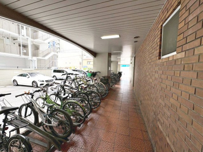 【駐輪場】 | グランドメゾン靭 | 駐輪場に屋根があるので、雨の日に自転車が濡れにくく嬉しいですね！