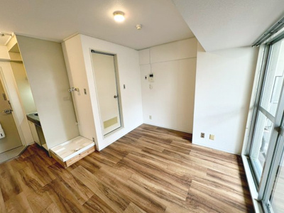 【居間・リビング】 | グランドメゾン靭 | 事務所利用可能につき、住居としてはもちろんビズネスの拠点としてもご活用いただけます♪大きな窓がある室内は採光良好な風通しの良い快適な空間となっております♪