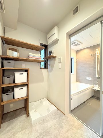 旭区市沢町中古戸建の脱衣所|◆毎日使う場所だから、機能的で使いやすさに配慮したパウダールーム。すっきりと使えるように収納も豊富にご用意しています。