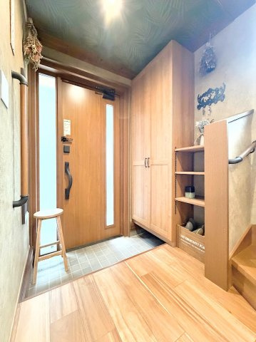 旭区市沢町中古戸建の玄関|◆明るい玄関です！散らかりやすい玄関もスッキリする大容量のシューズボックス付き。