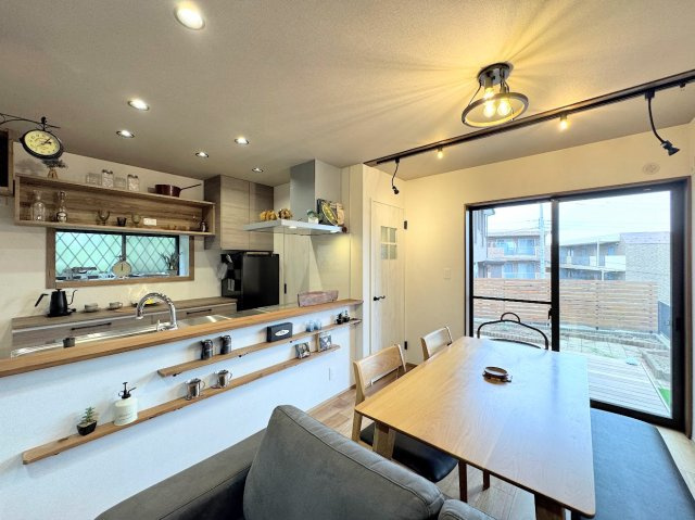 旭区市沢町中古戸建の居間・リビング|◆家族で食卓を囲むダイニングスペースと、ソファでゆったりくつろぐリビングスペースが区切られているので家具の配置や用途を使いわけしやすいです。