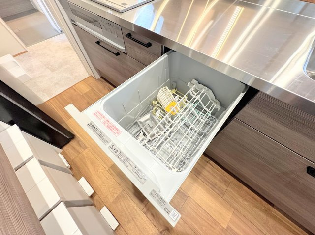 旭区市沢町中古戸建のキッチン|◆食後の食器洗いは食洗機にお任せ！ご家族と団らんの時間を。家事の時短に効果大の食洗器付き。高温洗浄、節水効果もございます。
