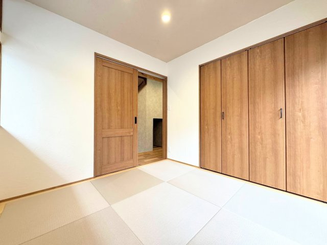 旭区市沢町中古戸建の和室|◆気持ちの良い風が室内へ入り込む居室。家具を配置しても広々ご利用いただける快適空間。