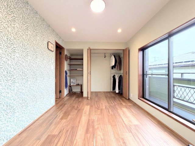 旭区市沢町中古戸建の洋室|◆感性を育むプライベートルームはシンプルでスマートな空間。好みの空間で読書をしたり、音楽を聞いたりと一人の時間も充実したものにできます。