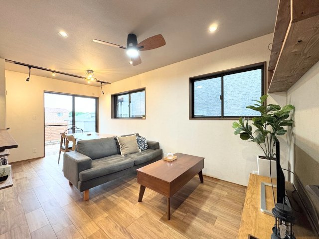 旭区市沢町中古戸建の居間・リビング|◆子育て世代のスタッフもいますので、お客様目線での物件選び、ご提案が可能です。お問い合わせいただきました物件以外も多数ご紹介させていただきます。