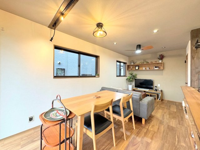 旭区市沢町中古戸建の居間・リビング|◆ご家族の会話がはずむ、開放的なＬＤＫです。休日はお陽さまの光をたっぷりととりこめるぽかぽかリビングで過ごしませんか？