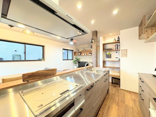 旭区市沢町中古戸建のキッチン|◆まるでカフェのようなオープンスタイルキッチンを採用。人を招きたくなるお洒落で開放感ある空間を演出します。