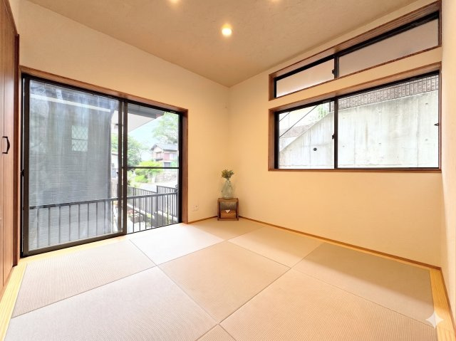 旭区市沢町中古戸建の和室|◆感性を育むプライベートルームはシンプルでスマートな空間。好みの空間で読書をしたり、音楽を聞いたりと一人の時間も充実したものにできます。