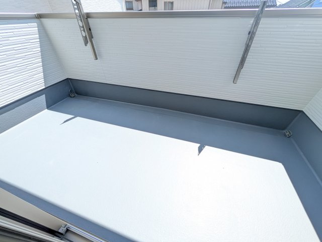 龍ケ崎市姫宮町1期　新築戸建て　1号棟のバルコニー|広々としたワイドバルコニーは、日当たり良好で毎日の洗濯物干しに最適です。