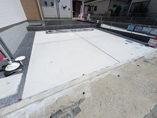 龍ケ崎市姫宮町1期　新築戸建て　1号棟の駐車場|駐車3台可能で、出し入れしやすいゆとりのカースペース。
月々の駐車場代が不要な点も大きな魅力です。
