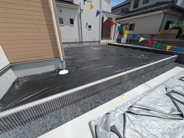 龍ケ崎市姫宮町1期　新築戸建て　1号棟の庭|リビングに明るい光を届ける南庭。
お子様の遊び場やペットのスペースとしても最適です。
室内外で心地よい暮らしが叶います。