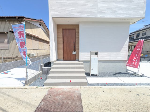 龍ケ崎市姫宮町1期　新築戸建て　1号棟の玄関|玄関ドアはカードキーで開閉も楽々♪
スマホでの開錠と施錠も可能です！
玄関上部には人感センサー付きのダウンライトがあるので、夜間の帰宅時に自動で点灯してくれます♪
防犯対策面にも一役買ってくれます！