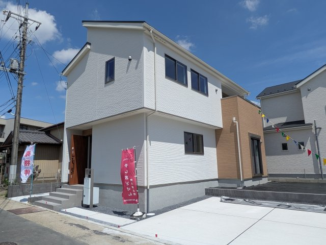 龍ケ崎市姫宮町1期　新築戸建て　1号棟の外観|【月々4万円台〜】竜ケ崎駅徒歩7分、カースペース2台。
写真だけでは伝わらない快適さを、ぜひ現地で体感しませんか？
即日見学可能です！平日のご案内も可能です♪
お気軽にお問合せください！
