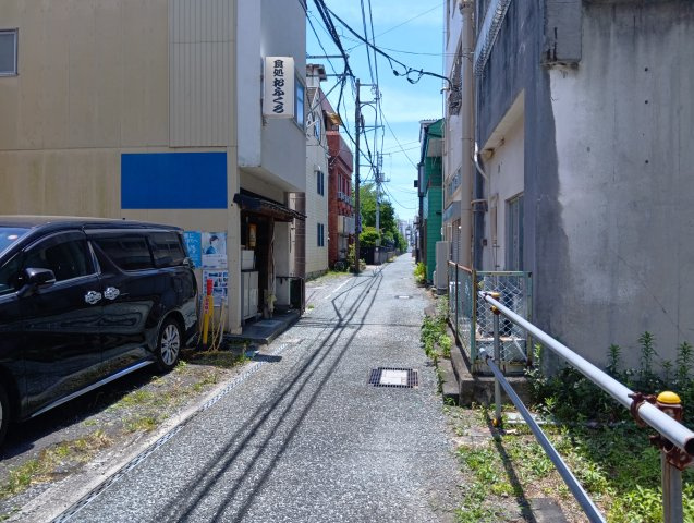 売中古戸建　富士市平垣の前面道路含む現地写真|富士本町まで徒歩約1分です。商業施設が徒歩圏内に多数あります。生活利便性の良い場所に位置しています。