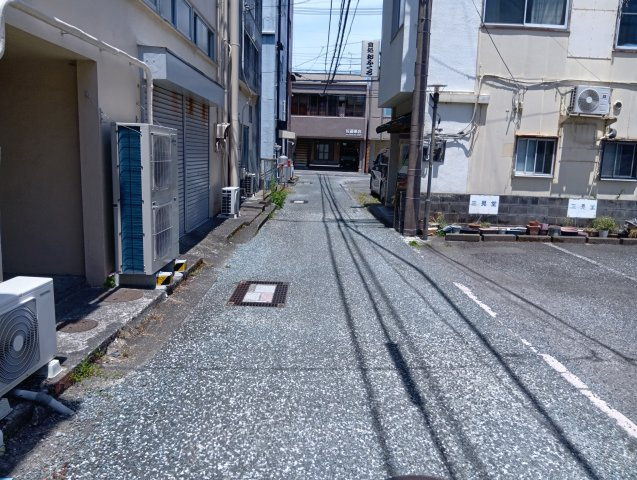 売中古戸建　富士市平垣の前面道路含む現地写真|スーパーまで車で約5分です。お買い物も近くて便利ですね。