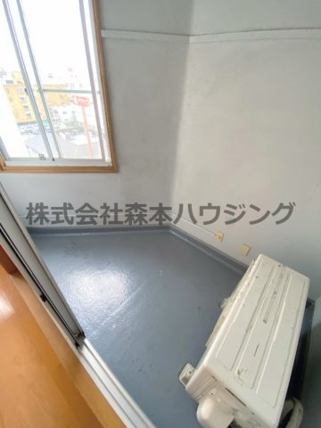 【バルコニー】 | 　GMビル第三 | サンルームなので周りの目を気にせず洗濯物が干せます