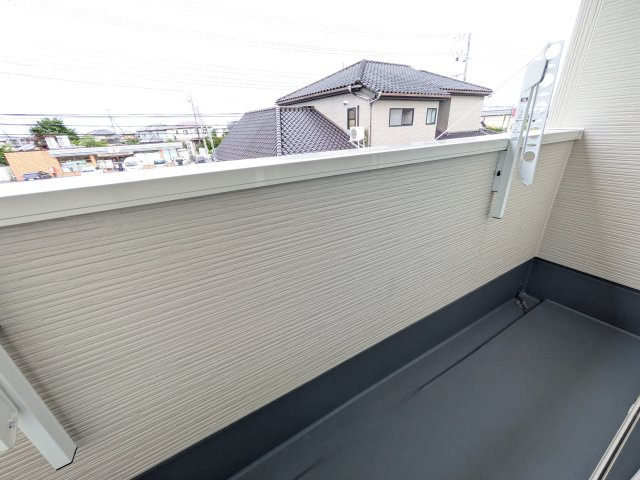 龍ケ崎市姫宮町1期　新築戸建て　2号棟のバルコニー|広々としたワイドバルコニーは、日当たり良好で毎日の洗濯物干しに最適です。