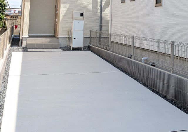 龍ケ崎市姫宮町1期　新築戸建て　2号棟の駐車場|駐車2台可能で、出し入れしやすいゆとりのカースペース。
月々の駐車場代が不要な点も大きな魅力です。