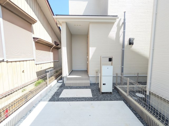 龍ケ崎市姫宮町1期　新築戸建て　2号棟の玄関|玄関ドアはカードキーで開閉も楽々♪
スマホでの開錠と施錠も可能です！
玄関上部には人感センサー付きのダウンライトがあるので、夜間の帰宅時に自動で点灯してくれます♪
防犯対策面にも一役買ってくれます！