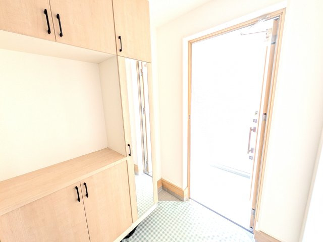 龍ケ崎市姫宮町1期　新築戸建て　2号棟の玄関|大型のシューズボックスは大容量で、可動棚になっておりブーツや長靴も収納出来ます♪
玄関に手すりがあるのがうれしいですね！