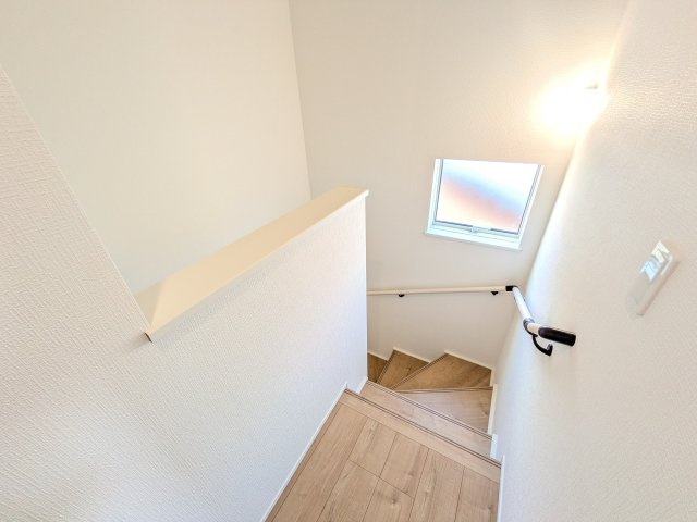 龍ケ崎市姫宮町1期　新築戸建て　2号棟の内装|窓付きで明るい階段は、手すり付きでお子様からご年配の方まで安心して上り下りができます♪