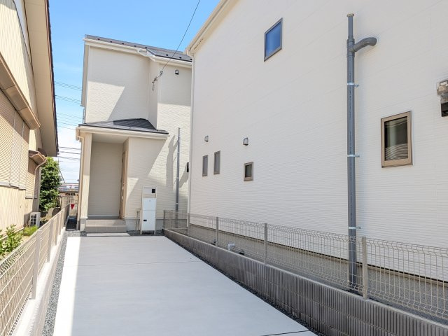 龍ケ崎市姫宮町1期　新築戸建て　2号棟の外観|【月々4万円台〜】竜ケ崎駅徒歩7分、カースペース2台。
写真だけでは伝わらない快適さを、ぜひ現地で体感しませんか？
即日見学可能です！平日のご案内も可能です♪
お気軽にお問合せください！
