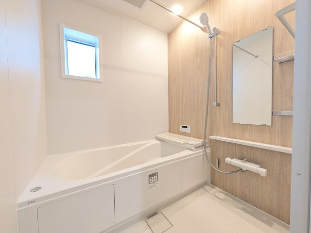 龍ケ崎市姫宮町1期　新築戸建て　2号棟の浴室|1坪タイプのゆったりとしたバスルームは浴室暖房換気乾燥機付きで、どんな季節でも快適なバスタイムを満喫出来ます♪
窓付きで明るく開放的なところも良いですね！