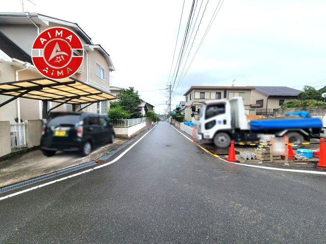 筑紫野市大字原第2-1棟(1号棟)の前面道路含む現地写真|前面道路は閑静な住宅地をはしる車通りの少ない道路。お車の出し入れが苦手なママや小さなお子様にも安心ですね。しっかり舗装もされているので、ベビーカーや自転車で通っても快適に通行できます。