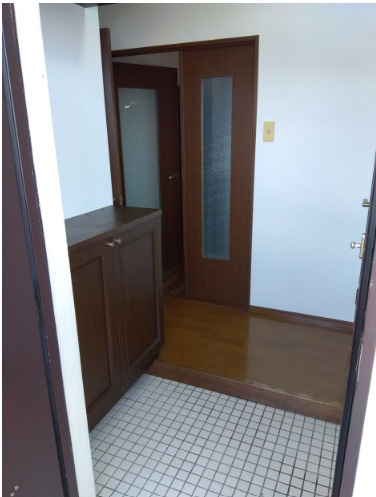 長門石スカイマンションの玄関|収納もある玄関です