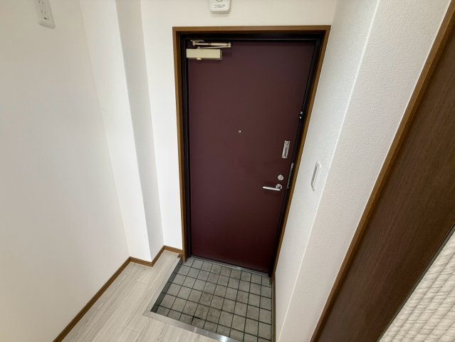 神戸市兵庫区荒田町３丁目のアパートの玄関