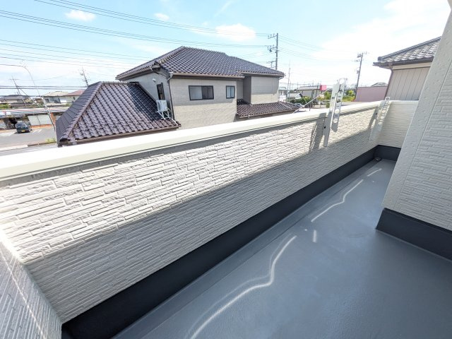 龍ケ崎市姫宮町1期　新築戸建て　3号棟のバルコニー|広々としたワイドバルコニーは、日当たり良好で毎日の洗濯物干しに最適です。