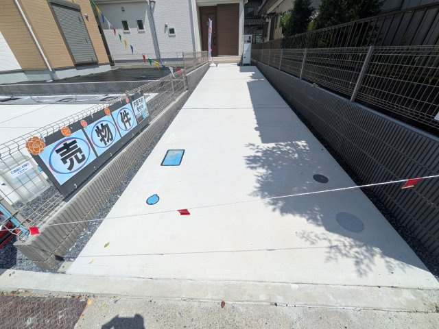龍ケ崎市姫宮町1期　新築戸建て　3号棟の駐車場|駐車3台可能で、出し入れしやすいゆとりのカースペース。
月々の駐車場代が不要な点も大きな魅力です。