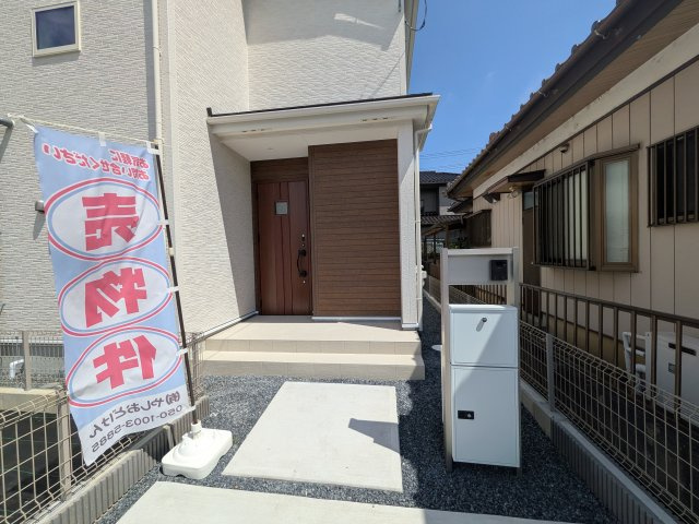 龍ケ崎市姫宮町1期　新築戸建て　3号棟の玄関|玄関ドアはカードキーで開閉も楽々♪
スマホでの開錠と施錠も可能です！
玄関上部には人感センサー付きのダウンライトがあるので、夜間の帰宅時に自動で点灯してくれます♪
防犯対策面にも一役買ってくれます！