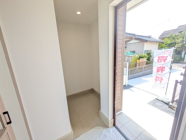 龍ケ崎市姫宮町1期　新築戸建て　3号棟の玄関|大型のシューズボックスは大容量で、可動棚になっておりブーツや長靴も収納出来ます♪
玄関に手すりがあるのがうれしいですね！