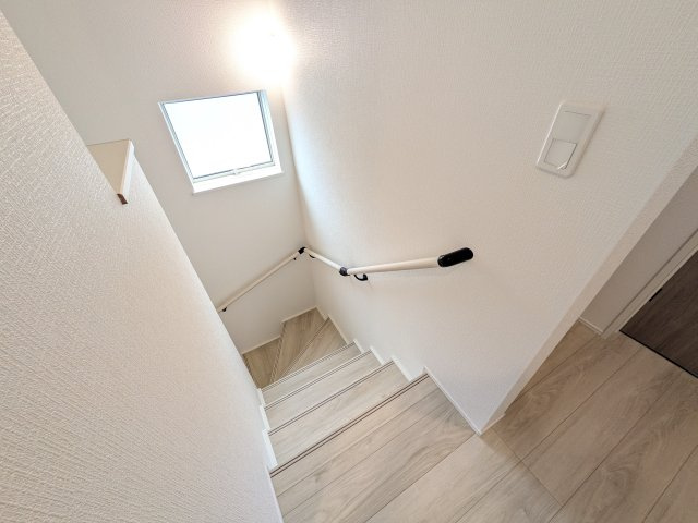 龍ケ崎市姫宮町1期　新築戸建て　3号棟の内装|窓付きで明るい階段は、手すり付きでお子様からご年配の方まで安心して上り下りができます♪