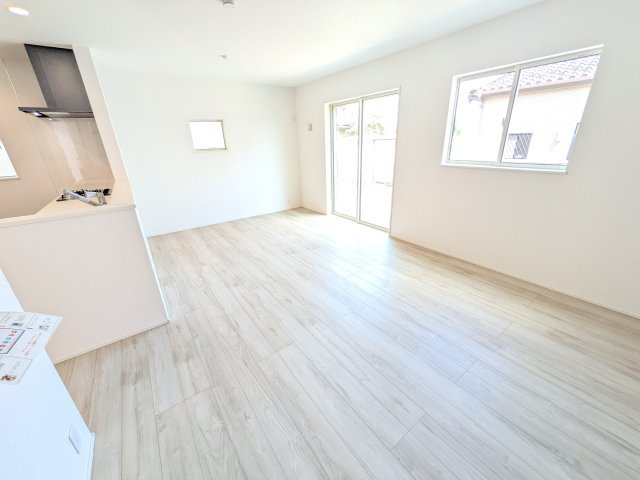 龍ケ崎市姫宮町1期　新築戸建て　3号棟の居間・リビング|家族の会話が自然と弾む、広々としたゆとりのLDK。南向きの窓からたっぷりの光が射し込む明るく快適な空間です。