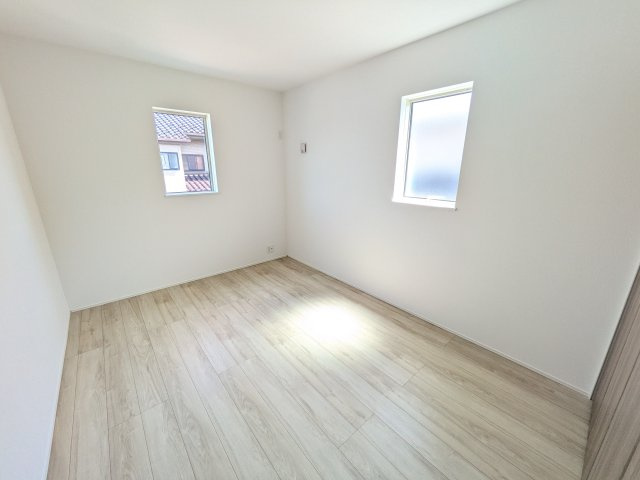 龍ケ崎市姫宮町1期　新築戸建て　3号棟の洋室|リビングと繋がる多目的スペース。引き戸を開ければ広々LDK、閉じれば客間や書斎、お子様の遊び場に早変わりします。