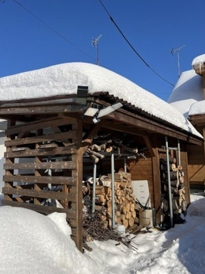 【収納】 | 手稲区星置１-7 ログハウス一戸建 | 建物前の物置兼薪小屋♪冬景色にもマッチしています♪