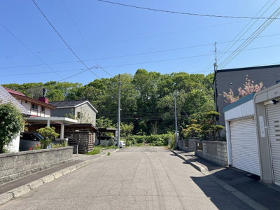 【前面道路含む現地写真】 | 手稲区星置１-7 ログハウス一戸建 | 周辺は緑あふれる潤いある住環境♪