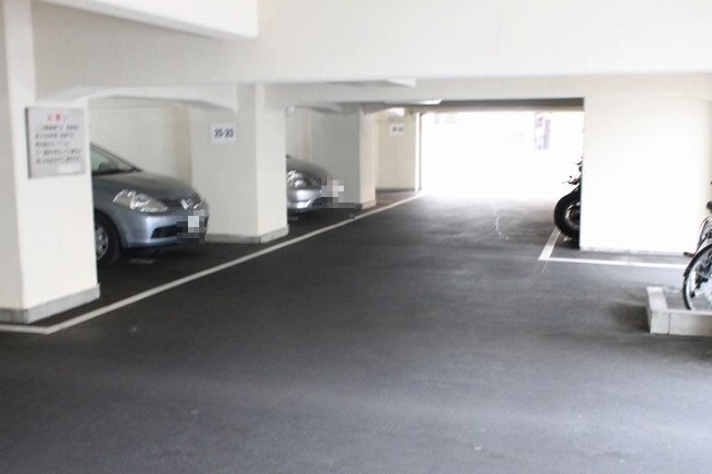 花隈ダイヤハイツの駐車場