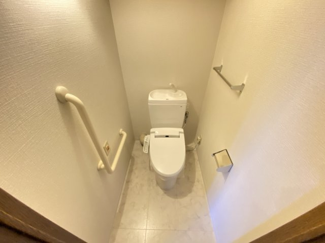 クリスタルのトイレ