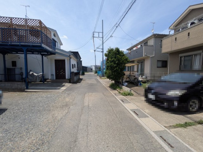 【前面道路含む現地写真】 | 伊奈町大字小室　3LDK
